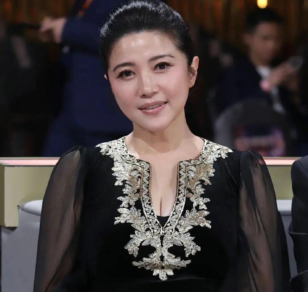 《对手》中英姿飒爽的专案组副组长,《大考》中为家庭操劳的母亲赵珊