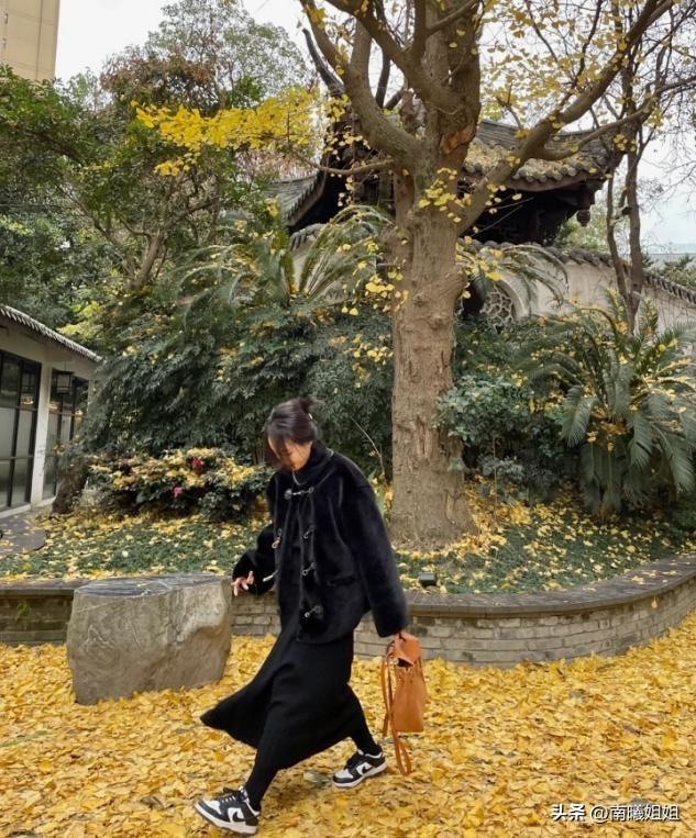 穿裙子配什么外套好看，穿裙子配什么外套好看春季（最近流行一种穿法）