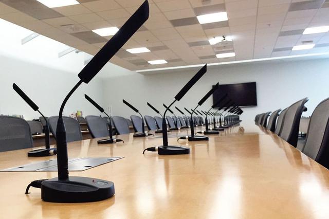 会议室里常见的音响设备有哪些，会议室音响效果要求（常见的会议室音响设备有哪些）