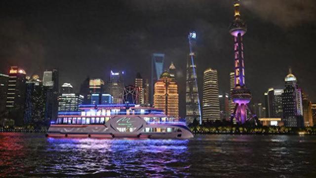 与海外友人夜游浦江