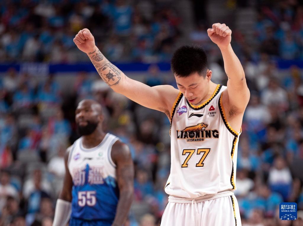 新华社记者 雒圆 摄5月20日,辽宁本钢队主教练杨鸣(前)在场边指挥.