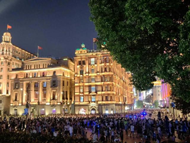 “最近上海外滩是有1亿人吧？”有人晚上12点错峰看夜景！最优路线攻略来了
