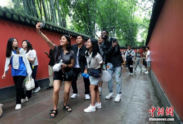 “Z世代”青年走进成都武侯祠