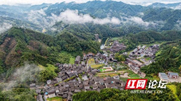 向云端看什么？在通道：半晴半雨过后，侗寨青山烟雨中