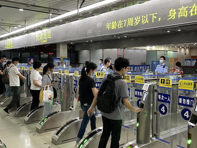 拱北口岸恢复通关3小时，迎客6000人次