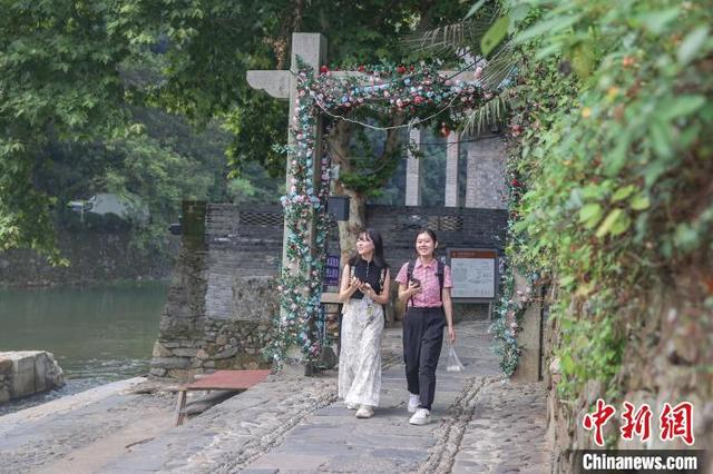 江西景德镇瑶里古镇：山环水绕古建成群美若“世外桃源”