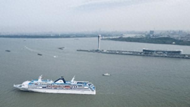 近800名游客今日从上海乘坐邮轮前往济州岛，开启异国风情之旅