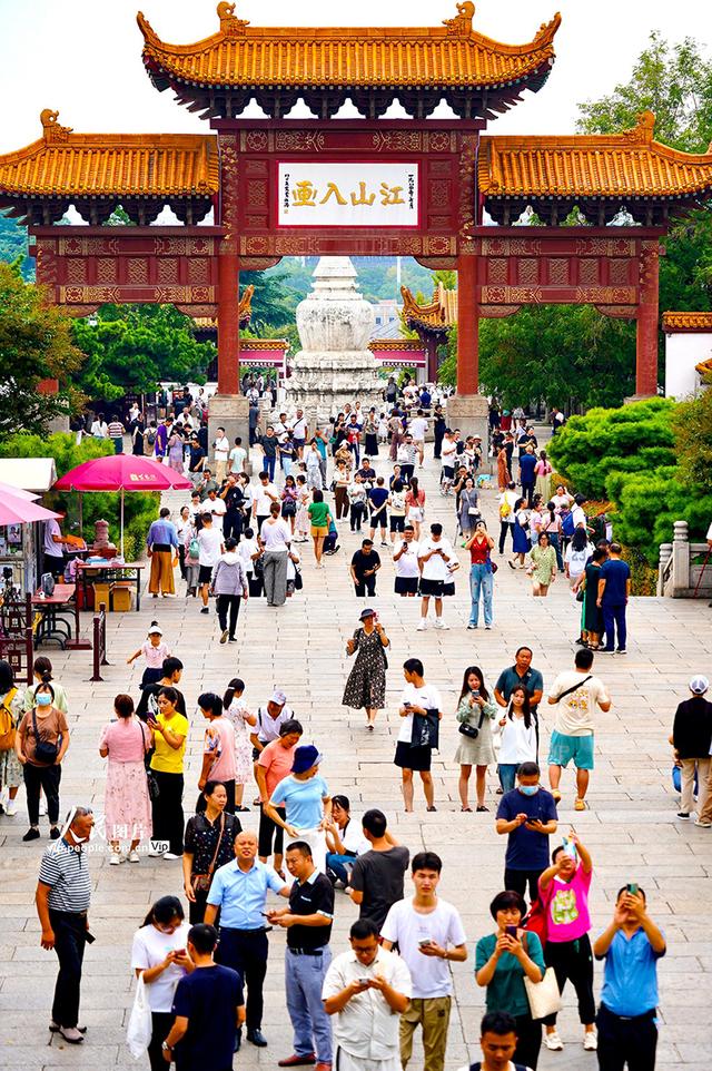 湖北武汉：黄鹤楼景区人气旺