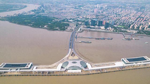 从上海吴淞口国际邮轮港驶向世界，明年三艘大型邮轮将运营