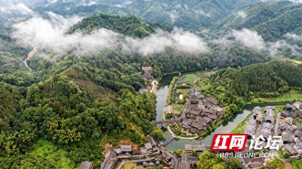 向云端看什么？在通道：半晴半雨过后，侗寨青山烟雨中