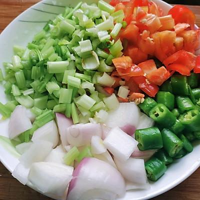 脆嫩锡纸红椒烤娃娃菜的做法，烤箱版锡纸娃娃菜（烤鱼做的对，脆嫩满足又美味）