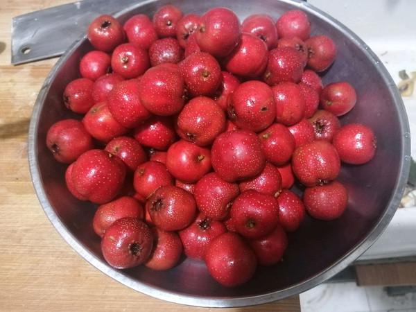 怎样做山楂罐头，怎样做酸甜可口的苹果山楂罐头（家庭版山楂<山里红>罐头）