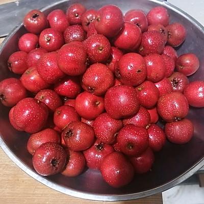 怎样做山楂罐头，怎样做酸甜可口的苹果山楂罐头（家庭版山楂<山里红>罐头）