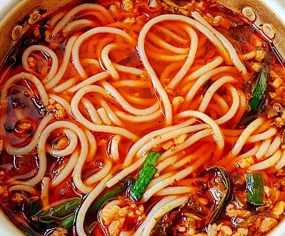 干米线的正确泡法，半干的米线怎么泡发（健康又过瘾的小锅米线）