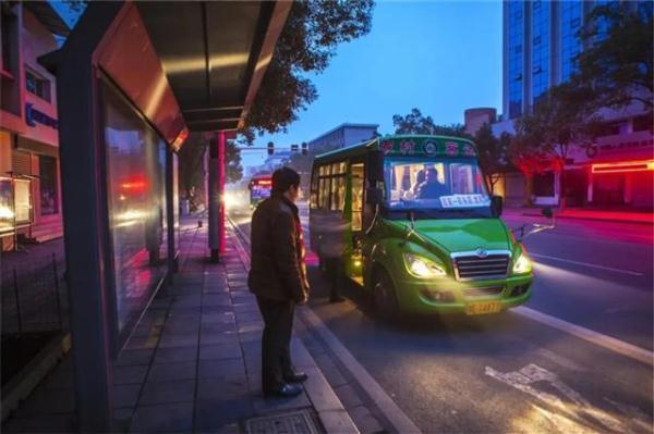 两客一危是指的什么车，两客一危一货一面是指的什么车（2.6万“两客一危”车辆戴上“紧箍咒”）