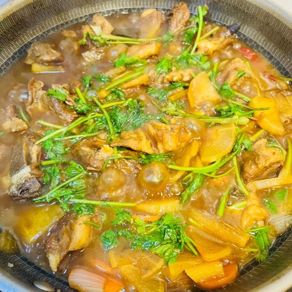 肥羊肉怎么做好吃，肥羊肉怎么做好吃不腻（简单好上手的孜然羊排炖萝卜）