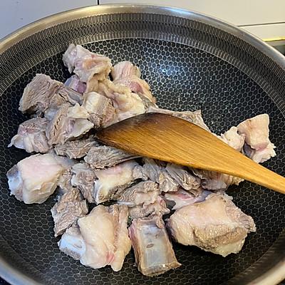 肥羊肉怎么做好吃，肥羊肉怎么做好吃不腻（简单好上手的孜然羊排炖萝卜）