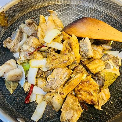 肥羊肉怎么做好吃，肥羊肉怎么做好吃不腻（简单好上手的孜然羊排炖萝卜）