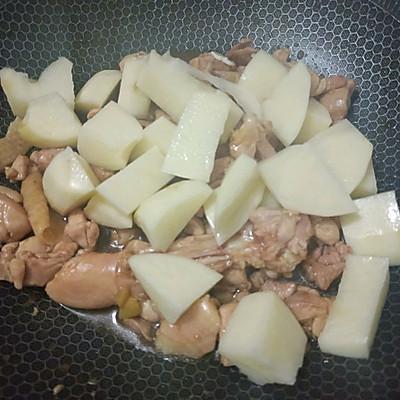 土豆炖鸡块的家常做法，怎样做土豆炖鸡（有了它干掉两碗饭不是事）