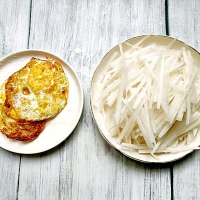煎鸡蛋能怎么做好吃，煎鸡蛋能怎么做好吃,带汤（比骨头汤还营养美味的萝卜丝煎蛋汤）
