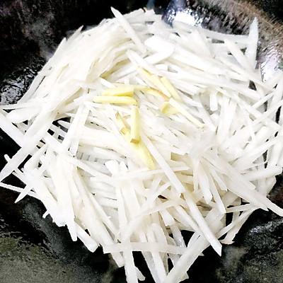 煎鸡蛋能怎么做好吃，煎鸡蛋能怎么做好吃,带汤（比骨头汤还营养美味的萝卜丝煎蛋汤）
