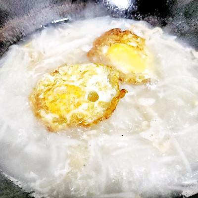 煎鸡蛋能怎么做好吃，煎鸡蛋能怎么做好吃,带汤（比骨头汤还营养美味的萝卜丝煎蛋汤）