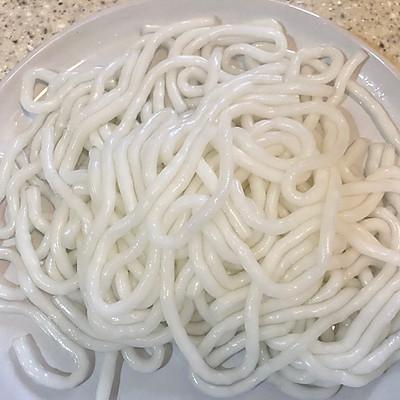 乌冬面是什么做的，乌冬面的家常做法简单（10分钟搞定冬日火腿乌冬面）