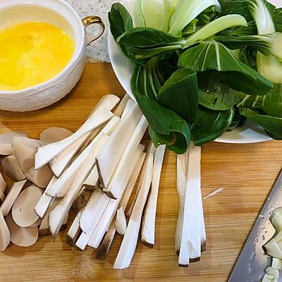 乌冬面是什么做的，乌冬面的家常做法简单（10分钟搞定冬日火腿乌冬面）