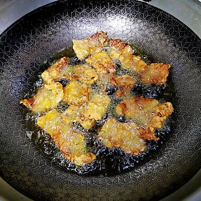 炸肉片怎么做酥脆好吃（简单好上手的炸五花酥肉）