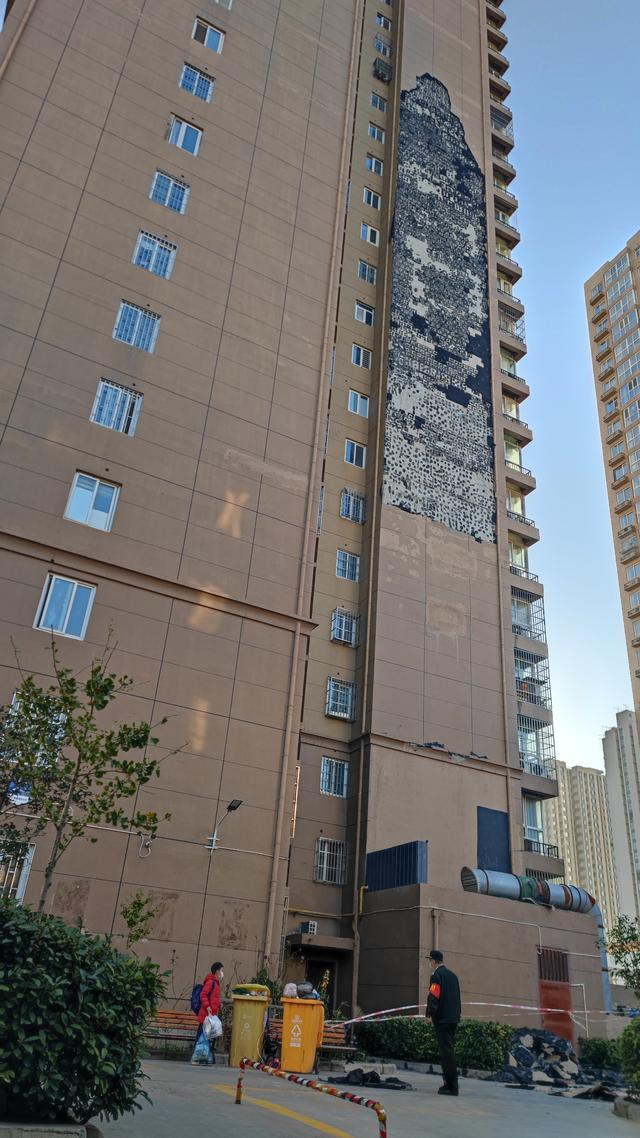 大风吹落高层墙皮，居民称下“石头雨”