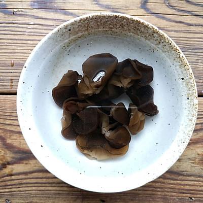 茄子素馅饺子的做法，用茄子做包子馅（#精致一人食#素三鲜饺子营养丰富味道鲜）