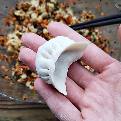 茄子素馅饺子的做法，用茄子做包子馅（#精致一人食#素三鲜饺子营养丰富味道鲜）