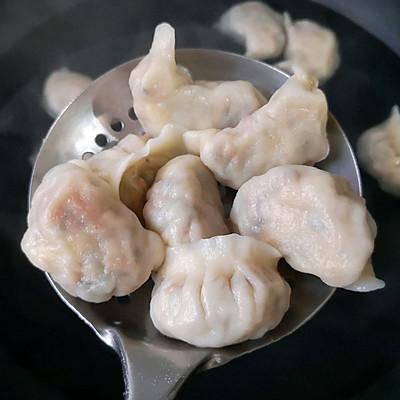 茄子素馅饺子的做法，用茄子做包子馅（#精致一人食#素三鲜饺子营养丰富味道鲜）