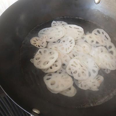 姜汁藕片的做法姜汁藕片怎么做，如何做姜汁藕片（香到流口水的脆爽的姜汁莲藕）