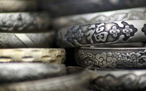 戴银饰变黑是什么原因，银子越戴越黑是什么原因（身上戴的银饰变黑就是身体在排毒）