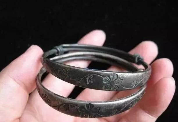 戴银饰变黑是什么原因，银子越戴越黑是什么原因（身上戴的银饰变黑就是身体在排毒）