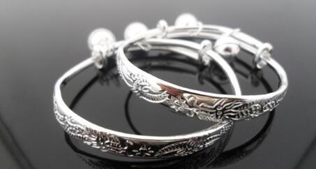 戴银饰变黑是什么原因，银子越戴越黑是什么原因（身上戴的银饰变黑就是身体在排毒）