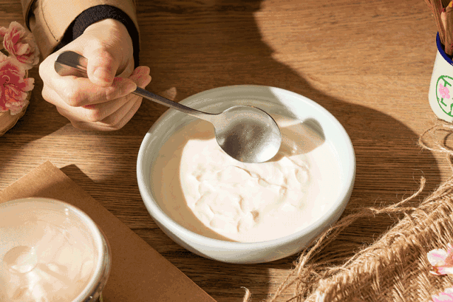 牛奶和酸奶哪个好，纯牛奶和酸奶哪个对胃好（原来有这个区别，这么喝更健康）