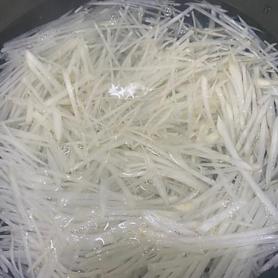 凉拌水萝卜丝的家常做法，怎么凉拌红水萝卜好吃（没有人可以逃得过凉拌萝卜丝的美食诱惑）