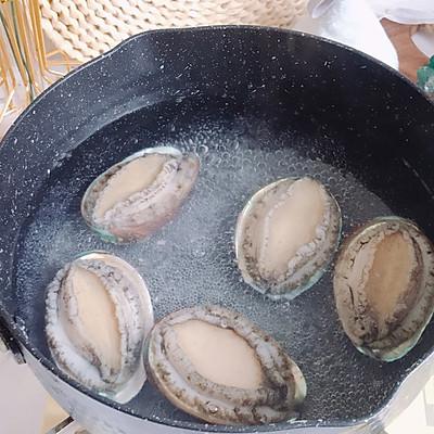 新鲜鲍鱼怎么做好吃又简单方便，鲍鱼怎么做最简便最好吃呢（超级爽口下饭的#精致一人食#葱油鲍鱼片）