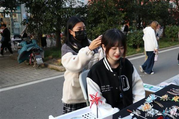 大学门口摆摊做什么生意好，大学学校门口暴利生意（这所高校大学生摆摊做“老板”）