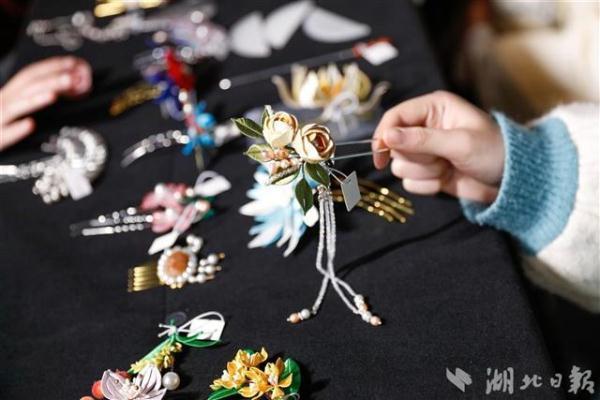 大学门口摆摊做什么生意好，大学学校门口暴利生意（这所高校大学生摆摊做“老板”）