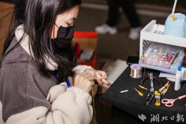 大学门口摆摊做什么生意好，大学学校门口暴利生意（这所高校大学生摆摊做“老板”）