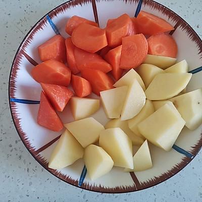 羊腿怎样炖才好吃，羊腿肉怎么炖好吃（#精致一人食#胡萝卜土豆炖羊肉）