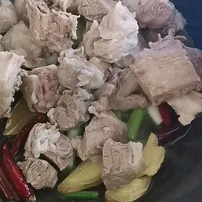 羊腿怎样炖才好吃，羊腿肉怎么炖好吃（#精致一人食#胡萝卜土豆炖羊肉）