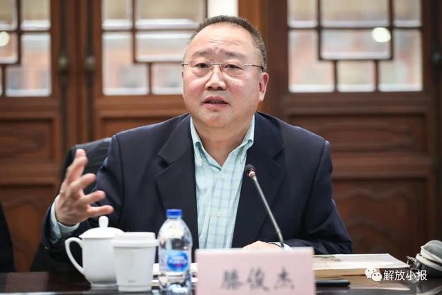 采访稿的开场白和结尾，采访稿开头结尾怎么写（记者应有的三种采访姿态）