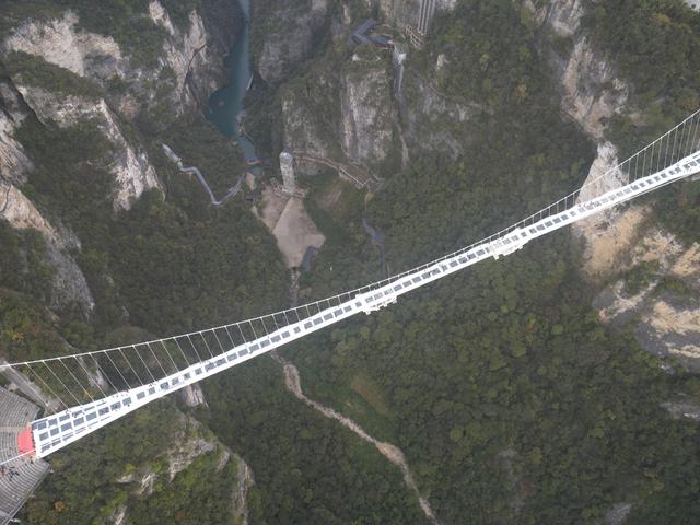张家界玻璃栈道，张家界天门山玻璃栈道介绍（湖南张家界：玻璃桥上赏风景）