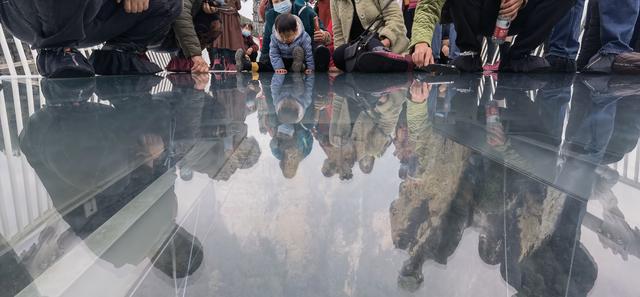 张家界玻璃栈道，张家界天门山玻璃栈道介绍（湖南张家界：玻璃桥上赏风景）