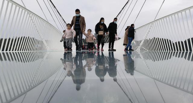 张家界玻璃栈道，张家界天门山玻璃栈道介绍（湖南张家界：玻璃桥上赏风景）