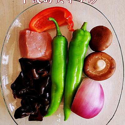 怎样做美味的青椒木耳炒肉丝，青椒木耳炒肉丝的做法（简单几步做好一盘尖椒木耳炒肉片）